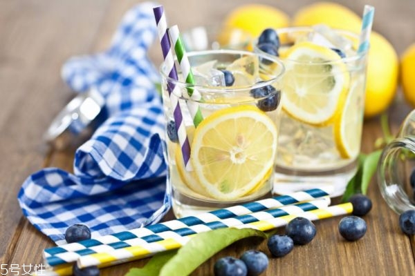 柠檬水的功效和作用可以减肥,生吃柠檬的好处