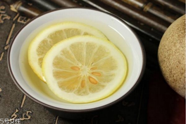 怎样泡柠檬水的正确泡法,柠檬片泡水喝有什么功效和作用 怎样泡柠檬水的正确泡法,柠檬片泡水喝有什么功效和作用