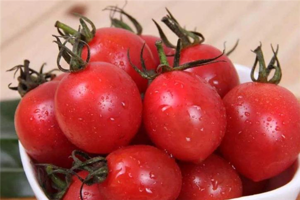 圣女果和西瓜可以一起吃吗,圣女果不能和什么水果一起吃