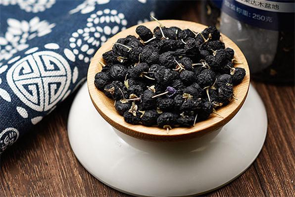 黑枸杞冷水泡什么颜色,黑枸杞泡水是什么颜色的