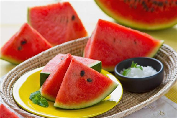 西瓜蘸盐有什么作用,吃西瓜放盐有什么作用