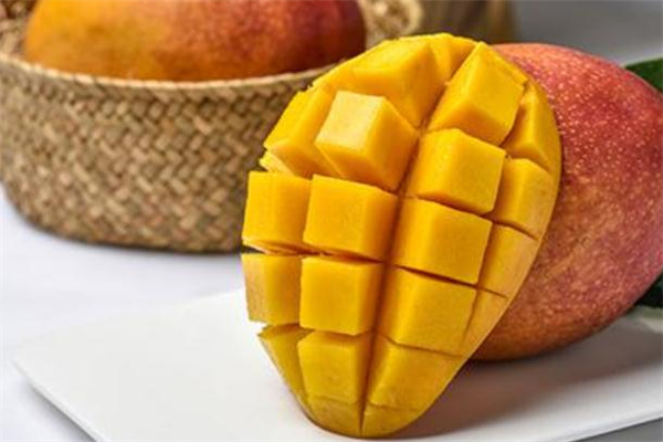 芒果剥皮窍门,剥芒果皮最简单方法