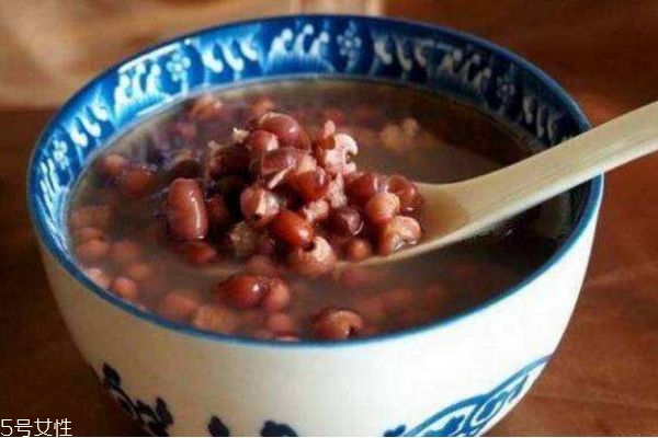 红豆薏米粥可以放盐吗,红豆薏米粥放糖好还是放盐好