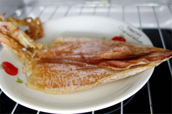 干鱿鱼上面白色的粉末,鱿鱼干表面的白色粉末是什么