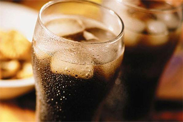 碳酸饮料把牙齿腐蚀严重,碳酸饮料对牙齿的腐蚀性