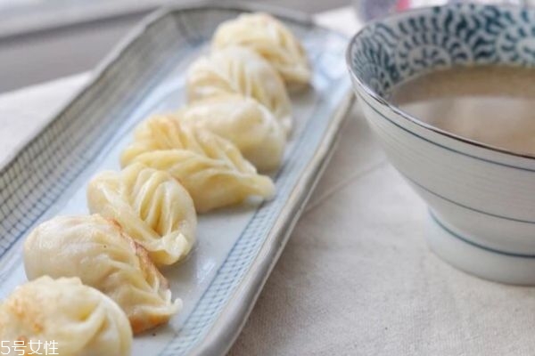 学包饺子的捏法图解,包饺子最简单的捏法