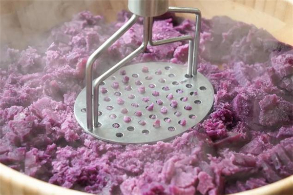 煮紫薯的水是蓝色的正常吗,为什么煮紫薯的水是蓝色的