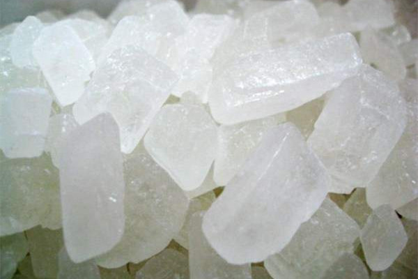 红冰糖和白冰糖哪个比较好,红糖白糖冰糖哪个好 红冰糖和白冰糖哪个比较好,红糖白糖冰糖哪个好