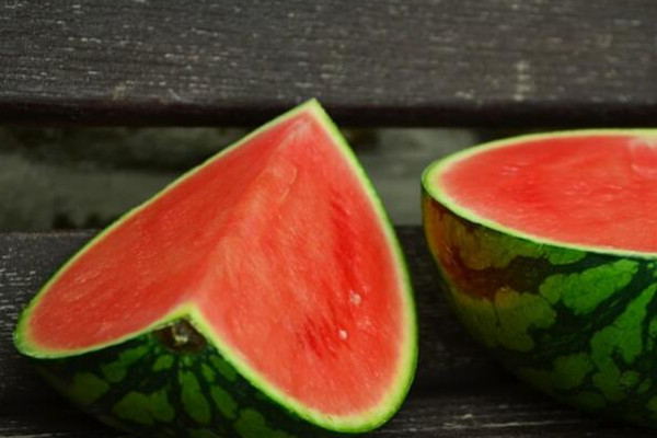 西瓜怎么选才是最好的,什么品种西瓜最甜最好吃