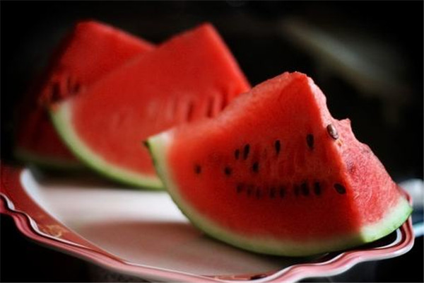 西瓜的营养价值及功效,西瓜的营养价值及功效和作用和禁忌 西瓜的营养价值及功效,西瓜的营养价值及功效和作用和禁忌