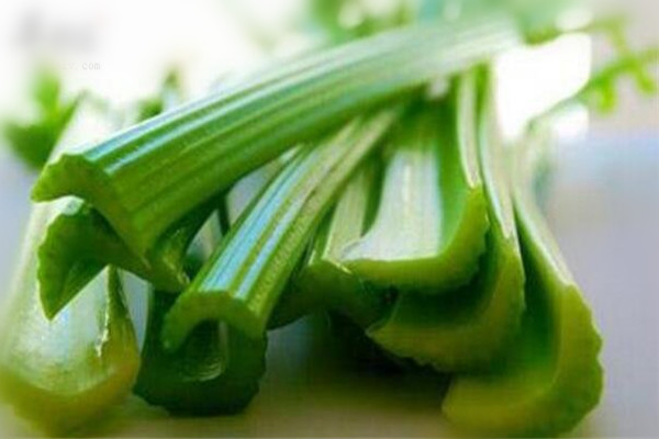 经常吃芹菜对身体有什么好处,常吃芹菜的好处和坏处