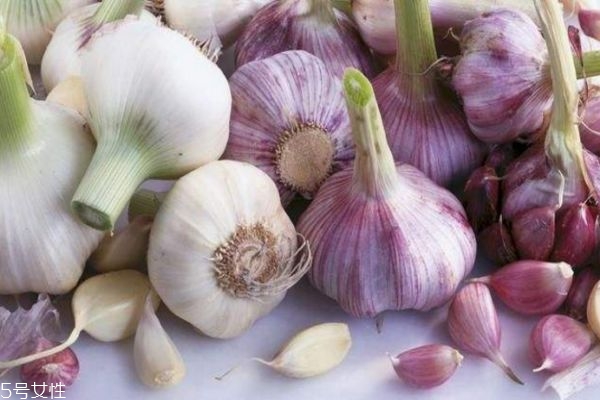 大蒜的吃法和功效,吃大蒜的作用和功效