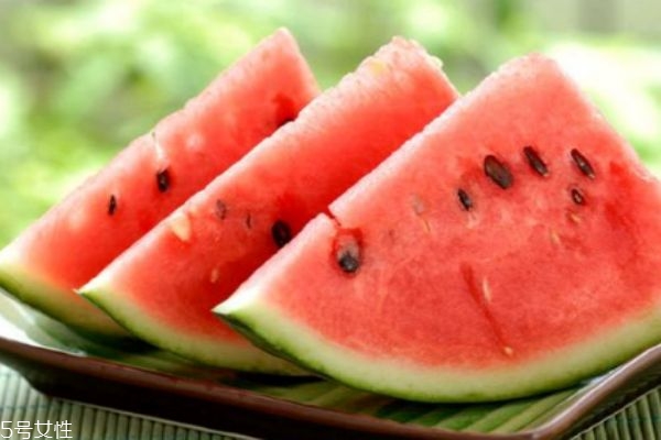 切开的西瓜常温下可以放多久,切好的西瓜可以放置多久