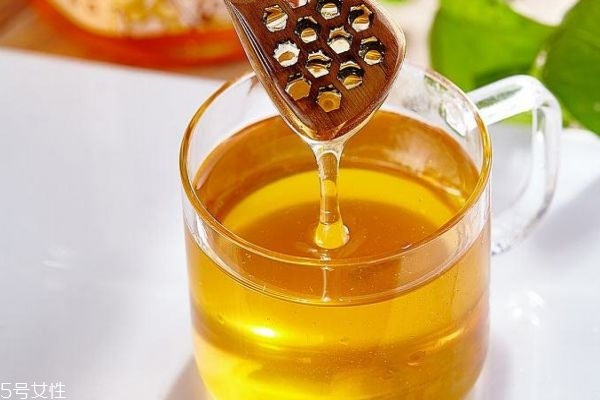 喝蜂蜜的时间和注意事项,喝蜂蜜的正确方法和时间 喝蜂蜜的时间和注意事项,喝蜂蜜的正确方法和时间