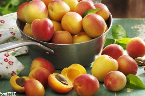 吃杏子会流产吗,吃杏仁会流产吗