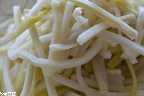 酸笋怎么制作,酸笋怎么制作酸笋能做什么菜