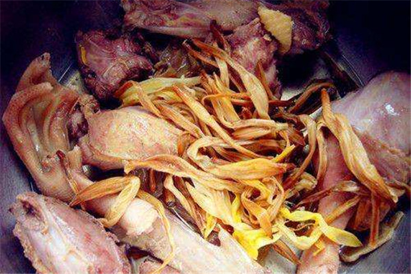 黄花菜炖鸡做法,黄花菜的做法