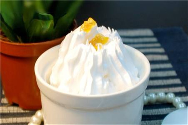 睡前喝酸奶有什么好处和坏处,吃酸奶好还是吃纯牛奶好