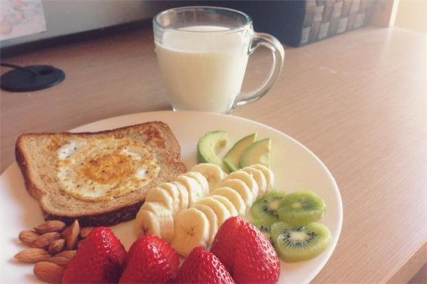 早餐奶只能早上喝吗,早餐奶只能早上喝吗中午晚上可以喝吗
