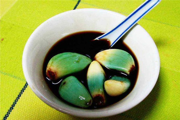 醋泡大蒜变绿了还能吃吗,醋泡大蒜不变绿能吃吗