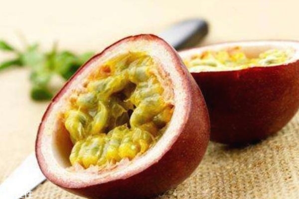 食用百香果的十大好处,吃百香果有什么好处和功效