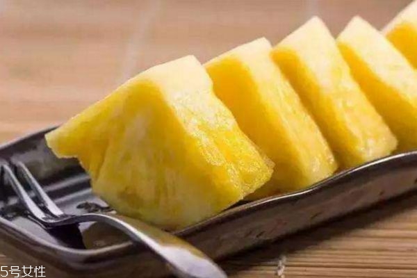 减肥期间可以吃菠萝吗,晚上吃菠萝会胖吗?