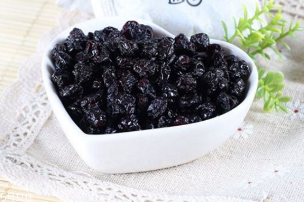 一天吃多少蓝莓干合适,蓝莓干一天吃多少为宜