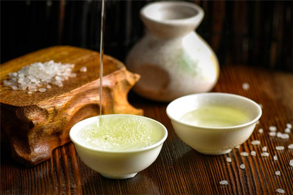 女人经常喝糯米酒有什么好处,睡觉前喝糯米酒有什么好处