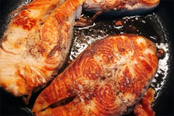 香煎三文鱼的做法,三文鱼做法大全 香煎三文鱼的做法,三文鱼做法大全
