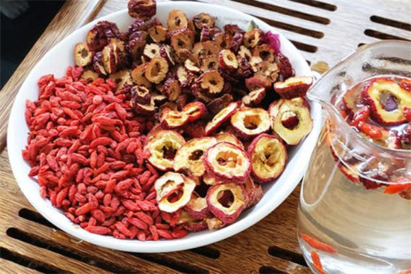 山楂枸杞泡水一天喝多少,山楂枸杞茶能长期喝吗