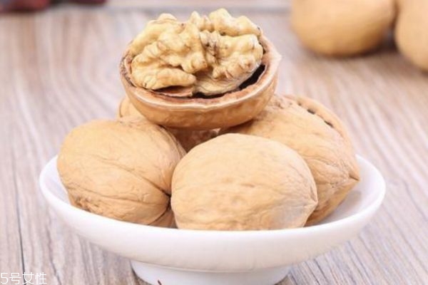 买的纸皮核桃是生的还是熟的,三只松鼠纸皮核桃是生的还是熟的