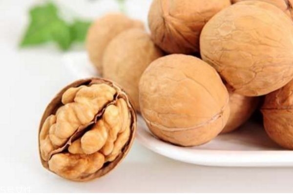 核桃内皮泡水的功效和作用,核桃外皮泡水的功效