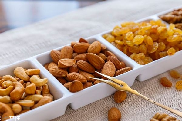 炭烧和盐焗腰果哪个好吃,腰果炭烧还是盐焗的好吃