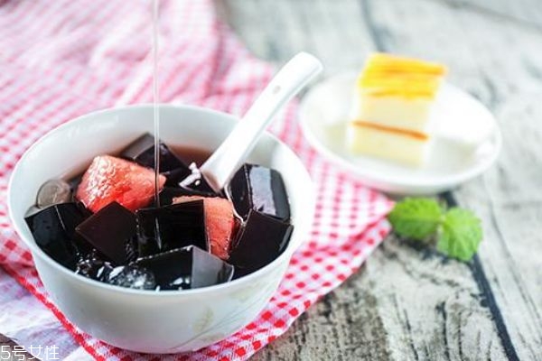 烧仙草是什么做的,烧仙草的做法步骤 烧仙草是什么做的,烧仙草的做法步骤