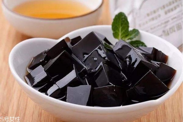 女人吃龟苓膏的好处及禁忌,女人吃龟苓膏天天可以吃吗 女人吃龟苓膏的好处及禁忌,女人吃龟苓膏天天可以吃吗