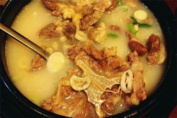 炖牛尾汤用热水还是凉水,牛尾汤用开水还是冷水