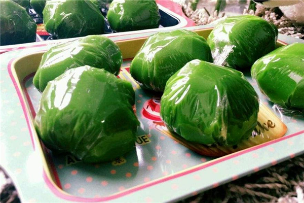 青团为什么是青色的,青团怎么做颜色是青的
