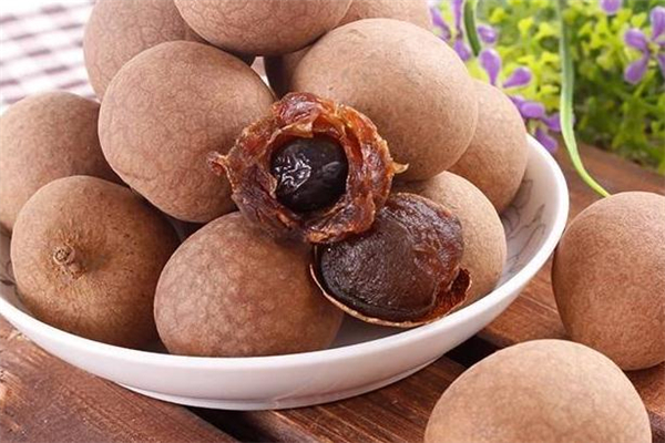 桂圆放久了变黑还能不能吃,桂圆干放久了发黑还能吃吗 桂圆放久了变黑还能不能吃,桂圆干放久了发黑还能吃吗