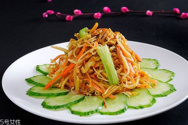 黄花菜的功效和作用禁忌,黄花菜的功效和作用禁忌及食用方法