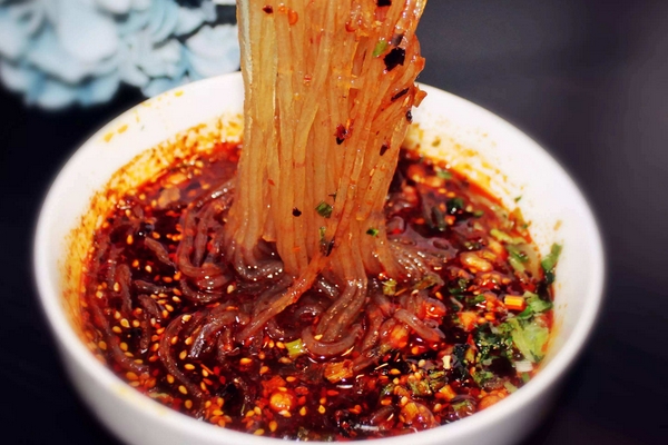 酸辣粉是用冷水泡还是用热水泡,酸辣粉能用热水泡好吗