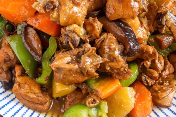 黄焖鸡的特色,黄焖鸡的特点