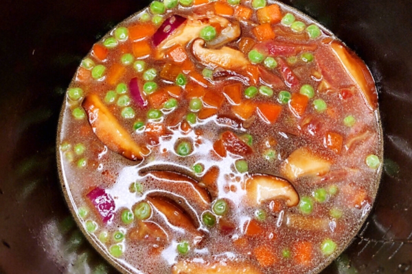 煲仔饭的食材选择是什么,煲仔饭放什么材料好