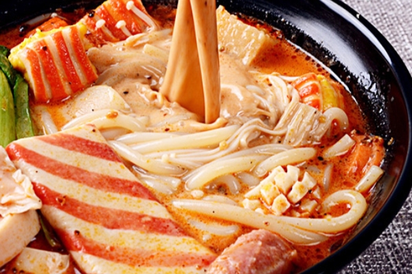 麻辣烫汤底怎么做,浓汤麻辣烫的做法