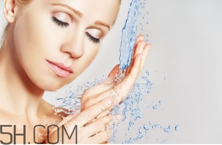 洗脸用毛巾好还是不用的好,洗脸用毛巾好还是不用的好处