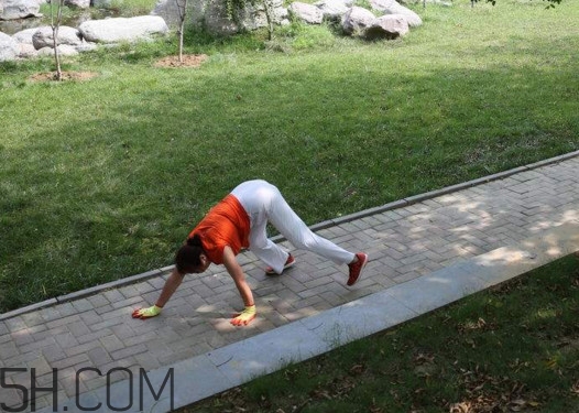 爬行锻炼什么,爬着走能锻炼身体的哪个部分