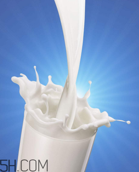 鉴别牛奶最简单方法,鉴别牛奶好坏的方法