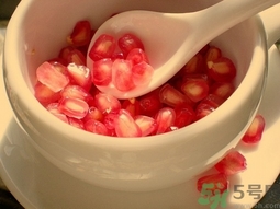 简单吃石榴的小技巧(如何吃石榴技巧)