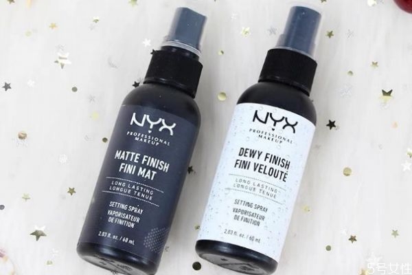 定妆喷雾可以喷在粉底液上吗,用完粉底液可以直接用定妆喷雾吗