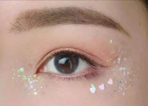 肿眼泡适合亮片眼影吗,肿眼泡涂什么眼影好看
