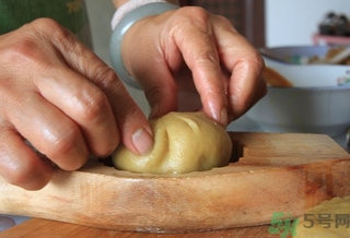 打月饼用熟面吗(月饼为什么用熟面粉)